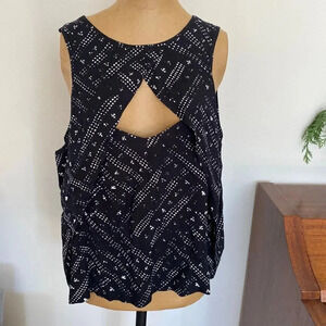 Free People tank blouse cut out detail sz M viscose rayon blend black w/ white